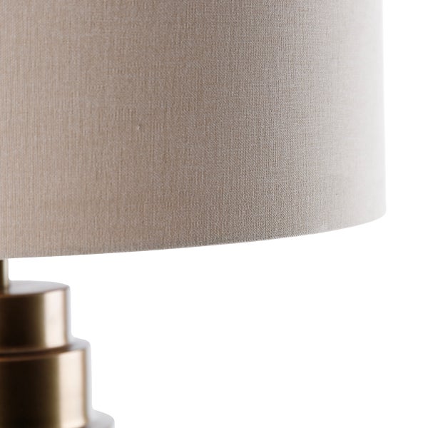 Nahaufnahme einer Tischleuchte mit Stoffschirm