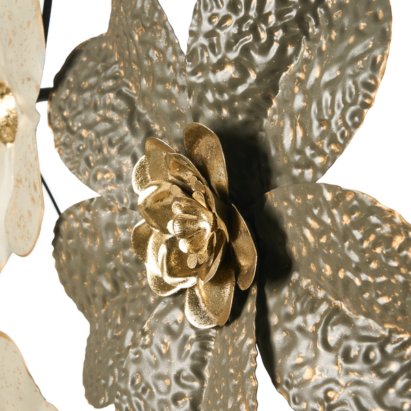 Wanddekoration aus Metall, Blume mit strukturierter Oberfläche und goldfarbener Mitte.