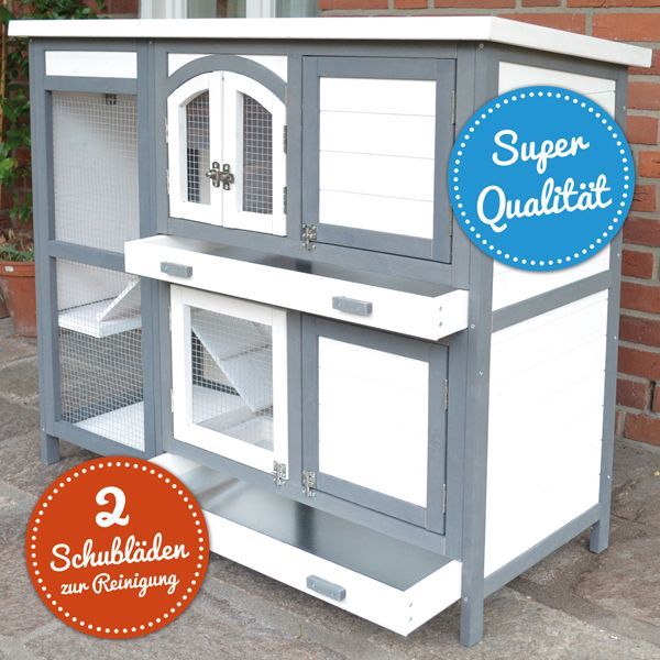 Hochwertiger, zweistöckiger Kleintierstall aus grau-weißem Holz mit zwei ausziehbaren Reinigungsschubladen und Drahtgitter.