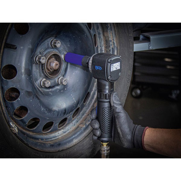 BGS Druckluft-Winkelschrauber im Einsatz am Autorad