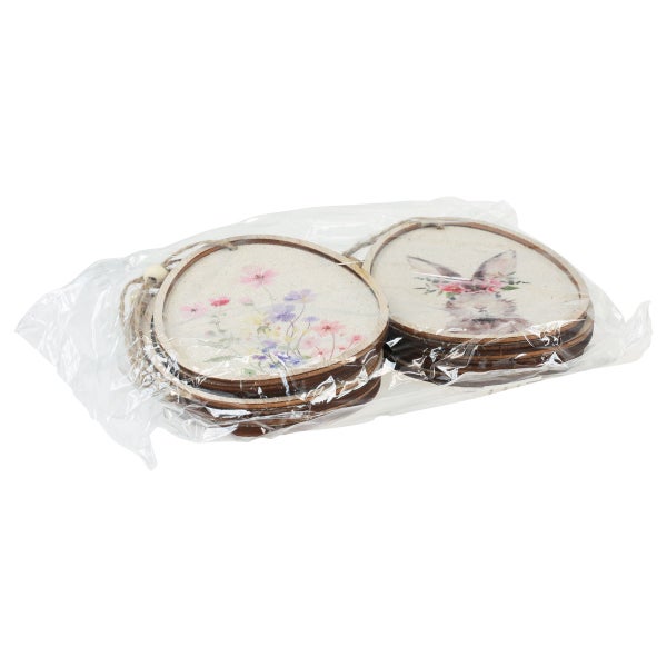Verpackung mit Holzanhängern mit Blumen- und Hasenmotiven