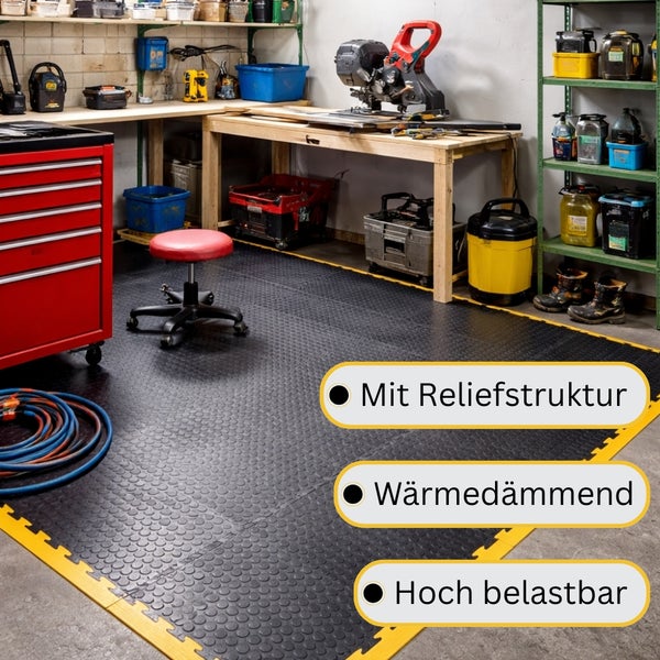 Hoch belastbarer, wärmedämmender Werkstattboden aus schwarzen PVC-Fliesen mit Reliefstruktur und gelbem Rand in einer organisierten Werkstatt.