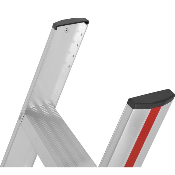 Detailansicht einer Aluminiumleiter mit schwarzer Endkappe