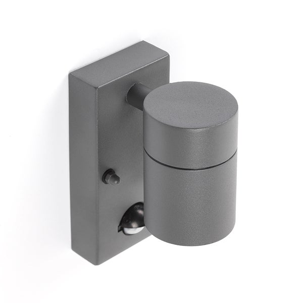 Moderne Außenwandleuchte in Anthrazit mit zylindrischem Lampenkopf und integriertem Bewegungsmelder.