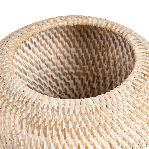 Rund geflochtener Korb aus Rattan mit strukturierter Oberfläche.