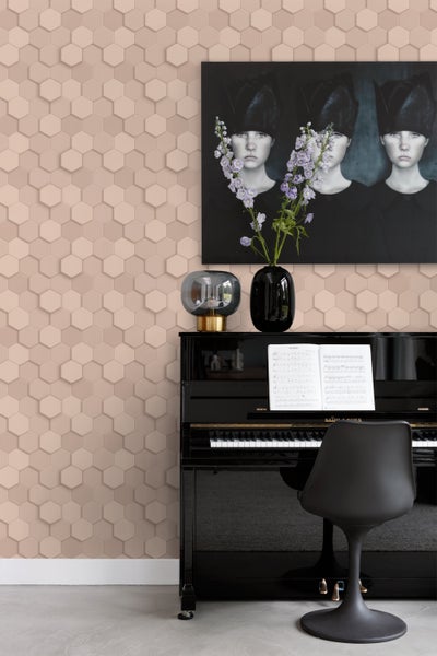 Wohnraum mit Wandpaneelen in Hexagonform, Klavier, Lampe und Dekoration