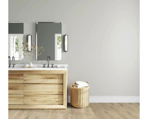 Helles Badezimmer mit Doppelwaschtisch, Spiegeln, Handtuchkorb und Holzboden