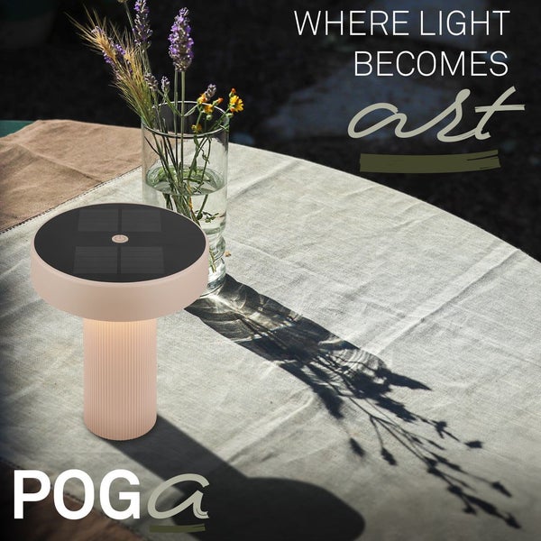 Moderne Solar-Tischleuchte auf einem Gartentisch mit Stofftischdecke und einer Vase mit Blumen. POGA Logo.