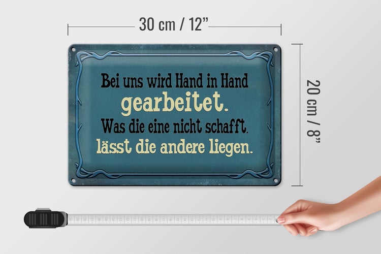 Blechschild Spruch 30x20cm bei uns Hand in Hand gearbeitet blau