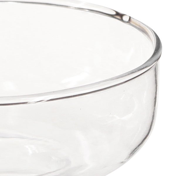 Transparente Glasschale mit abgerundetem Rand.