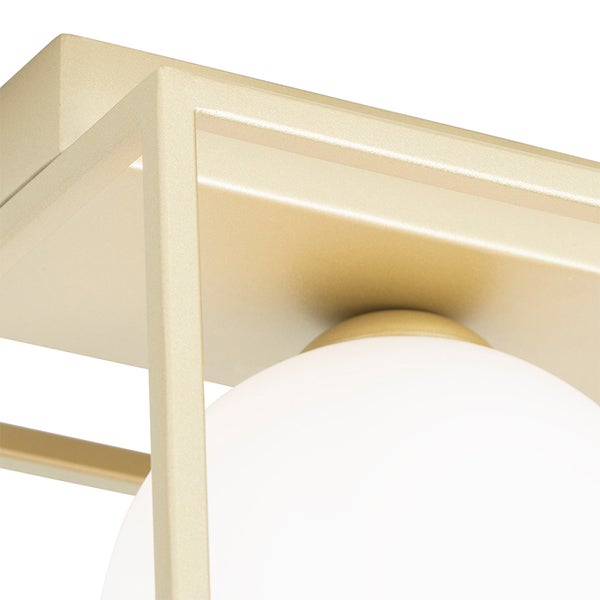 Nahaufnahme einer goldfarbenen Deckenleuchte mit rechteckigem Metallrahmen und einer weißen Glaskugel.