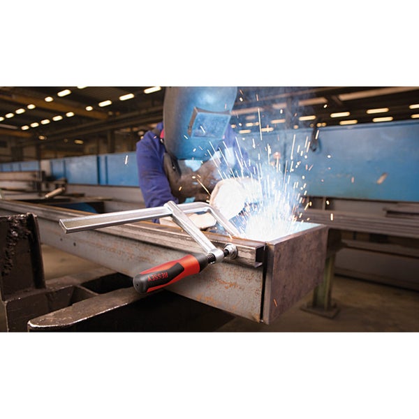 Schweißer bei der Arbeit mit einer BESSEY Winkeleisen-Zwinge