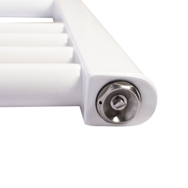 Nahaufnahme eines weißen Heizkörperanschlusses mit einem Entlüftungsventil aus Metall.