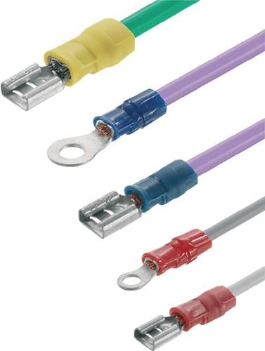 Verschiedene Kabel mit Kabelschuhen für elektrische Verbindungen.