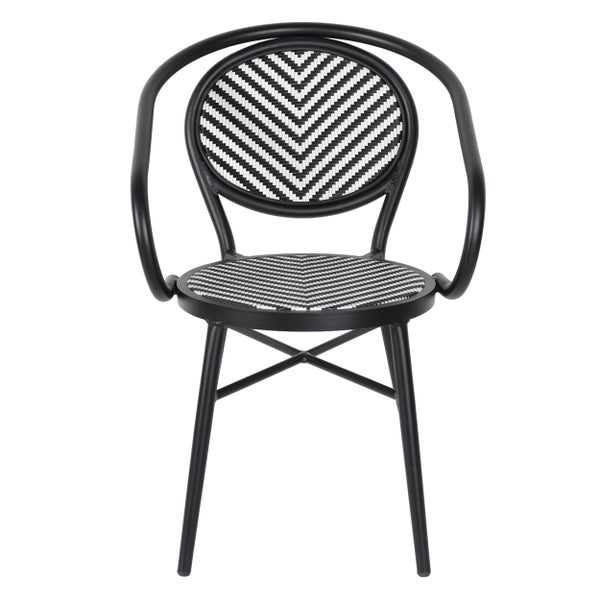 Bistrostuhl mit Armlehnen, Metallgestell und schwarz-weiß geflochtener Sitzfläche mit Fischgrätenmuster.