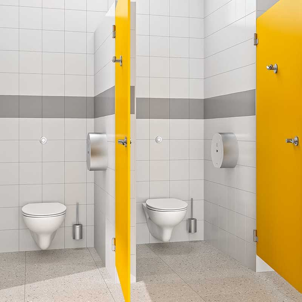 Moderne öffentliche Toilette mit zwei Kabinen, wandhängenden Toiletten, gelben Trennwänden und Toilettenpapierspendern aus Edelstahl.