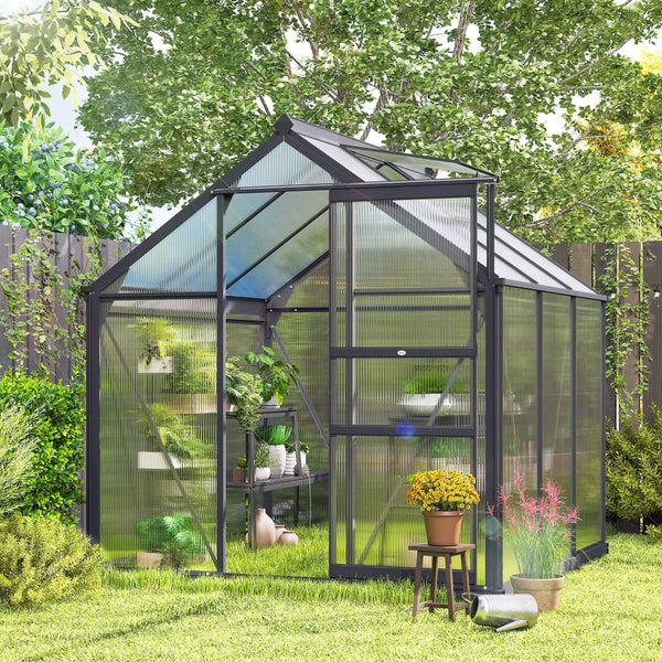 Pavillon mit Metalldach, Vorhängen und Moskitonetz über einem Whirlpool im Garten auf einer Terrasse.