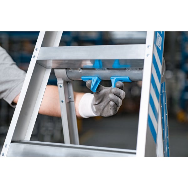 Hand mit Handschuh bedient blauen Hebel an Aluminiumleiter