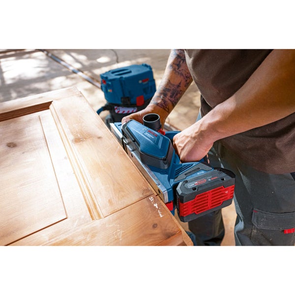 Bosch Professional Akku-Hobel wird zur Bearbeitung einer Holztür verwendet.