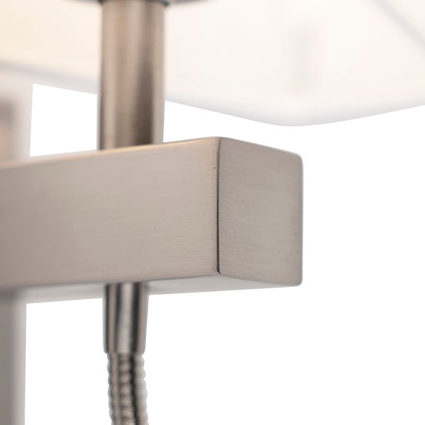 Detailaufnahme eines Duschkopfes mit Schlauchanschluss