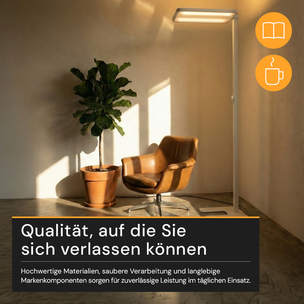 Moderne weiße LED Stehlampe im hellen Wohnzimmer neben braunem Ledersessel und Zimmerpflanze. Symbole für Lesen und Entspannung.