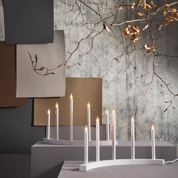 Weihnachtsleuchter mit sieben Leuchten und Dekoration