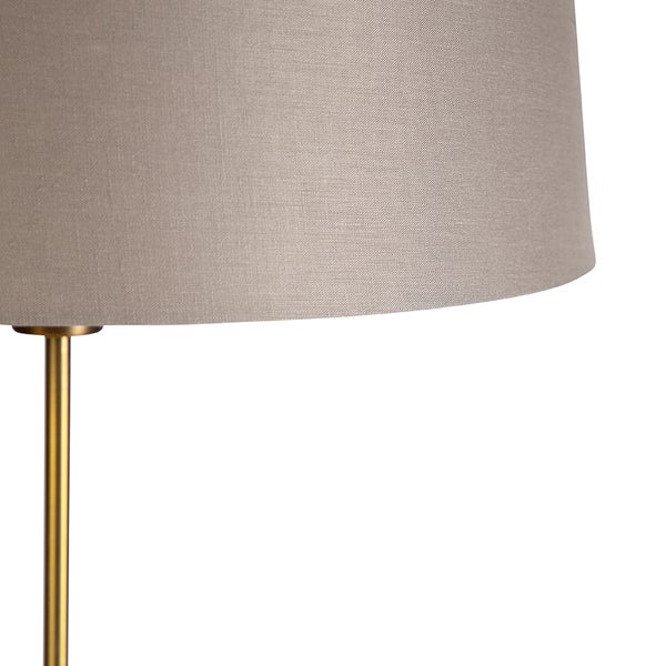 Detailaufnahme einer Stehlampe mit Lampenschirm und Metallfuß