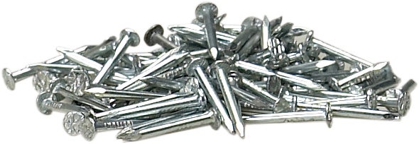 Ein Haufen metallischer Stahlnägel mit flachem Kopf und spitzer Spitze.