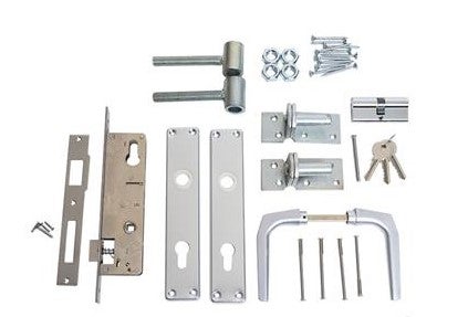 Torbeschlagset aus Metall mit Einsteckschloss, Schließblech, Langschildern, Drückern, Profilzylinder, drei Schlüsseln und Scharnieren.