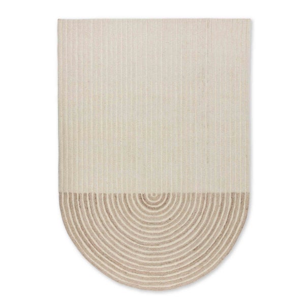 Teppich in Bogenform mit gerippter Struktur und zweifarbigem Design.