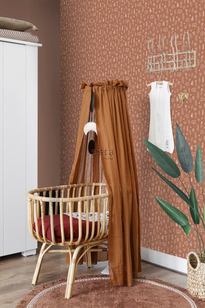 Gemütliches Kinderzimmer mit Wiege, Baldachin und floraler Tapete