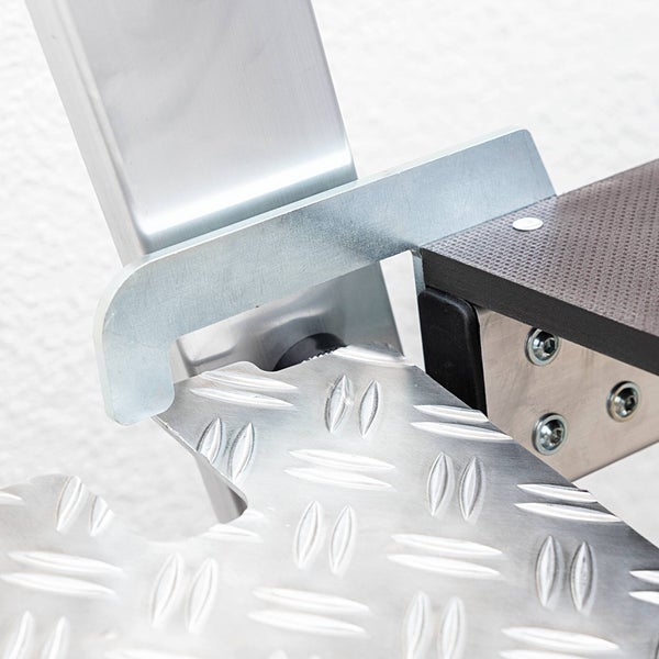 Detailaufnahme einer Aluminiumleiterstufe mit geriffelter Oberfläche