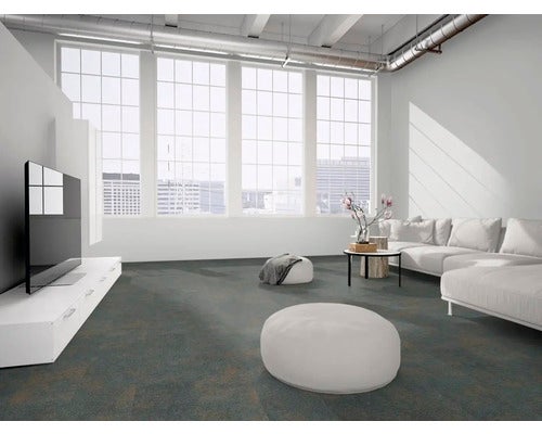 Modernes, helles Wohnzimmer mit dunklem Bodenbelag, großem weißem Sofa, weißen Sitzkissen und großen Fenstern mit Stadtblick.
