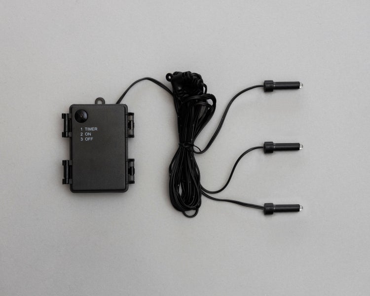 Detailansicht eines Regalsystems von Proregal, bei dem die Ebenen im Rastermass von 5 cm verstellbar sind, Proregal Logo