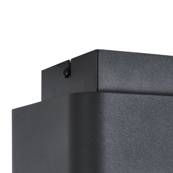 Detailansicht einer schwarzen Außenleuchte mit Schraube