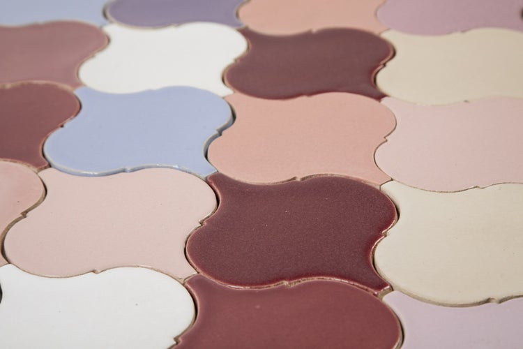 Nahaufnahme von Mosaikfliesen mit geschwungenen Konturen