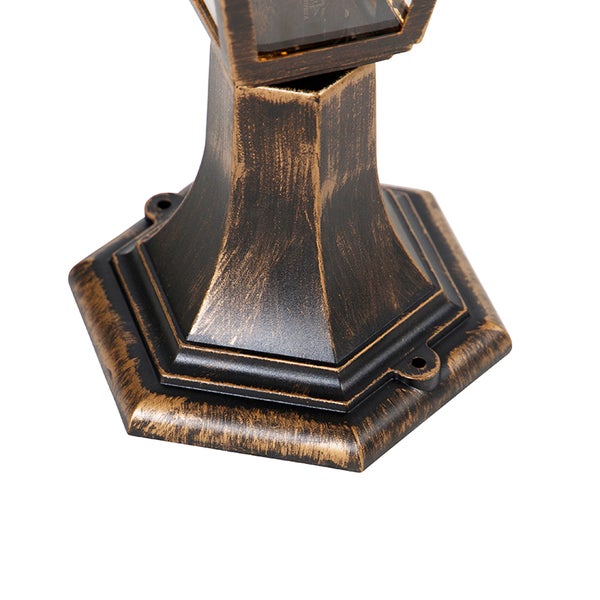 Sechseckiger Sockelfuß einer Außenleuchte aus Metall in antiker Optik mit Montagebohrungen.