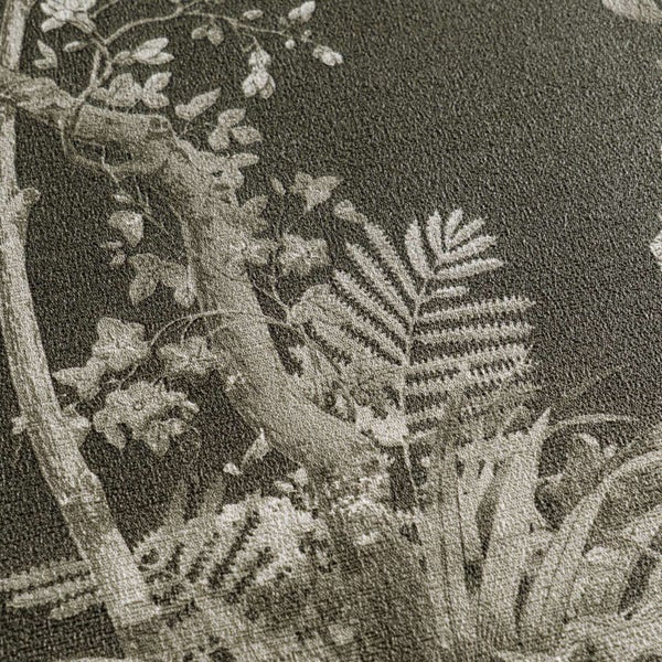 Strukturierte Tapete mit botanischem Motiv aus Farnen und Ästen