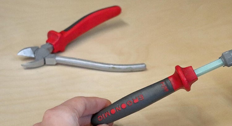 Seitenschneider und Schraubendreher auf einer Oberfläche