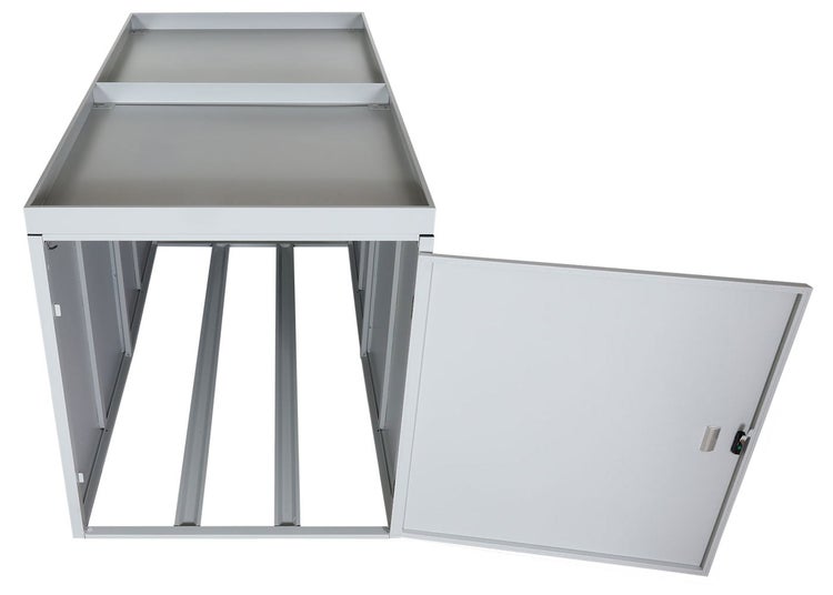 Metall-Gartenschrank mit offener Tür und unterteilter Ablagefläche oben für die Aufbewahrung im Außenbereich.