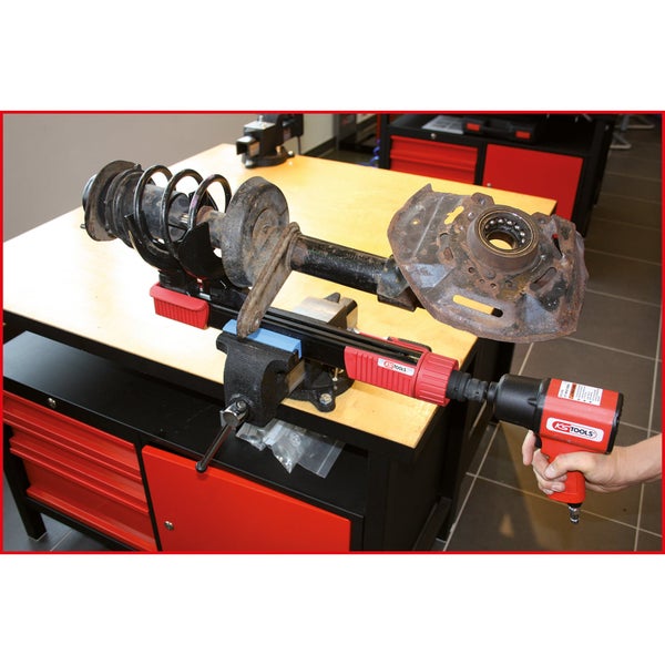 Werkstattsitz mit KS Tools Logo und Stoßdämpfer, der auf einer Werkbank mit Schraubstock montiert ist.