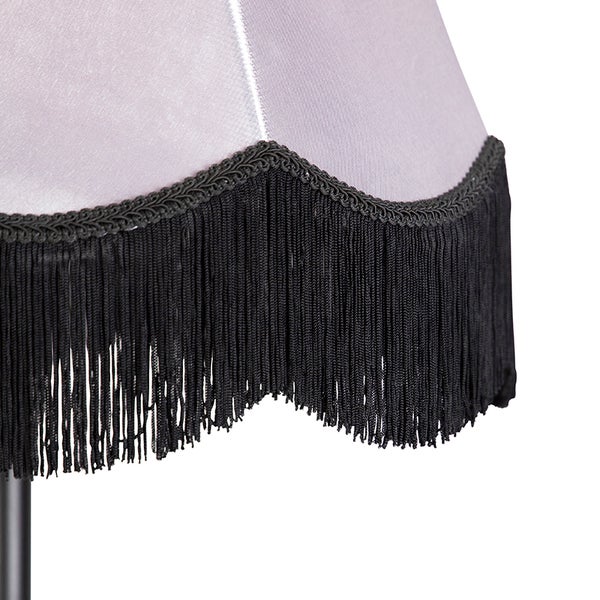 Detailansicht eines Lampenschirms mit Fransen