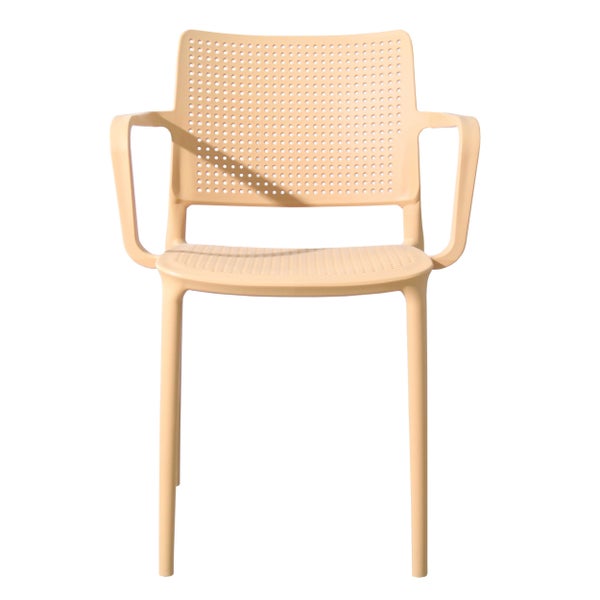 Stapelbarer Gartenstuhl aus Kunststoff mit Armlehnen und Lochmuster in Beige.
