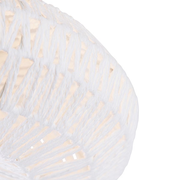 Detailansicht eines weißen, geflochtenen Lampenschirms aus Papiergeflecht.