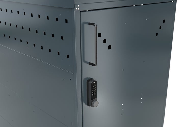 Detailansicht eines Metallschranks mit einem elektronischen Zahlenschloss, einem Handgriff und quadratischen Belüftungslöchern.