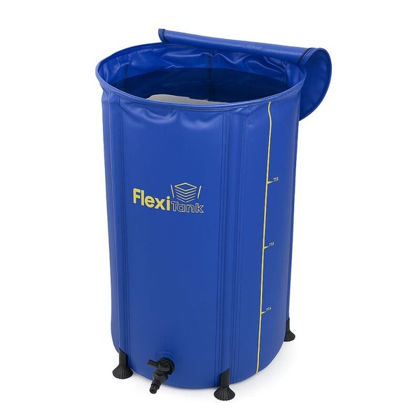 Blauer FlexiTank Wassertank mit Standfüßen, Füllstandsanzeige und Ablasshahn für die Bewässerung im Garten.