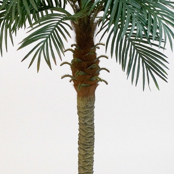Nahaufnahme einer künstlichen Palme mit strukturiertem Stamm und grünen Wedeln.