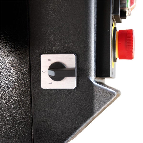 Detailansicht eines Schalters mit den Positionen links, aus und rechts an einer Maschine