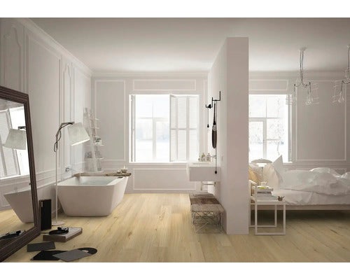 Helles Badezimmer mit Badewanne, Waschtisch und Holzboden