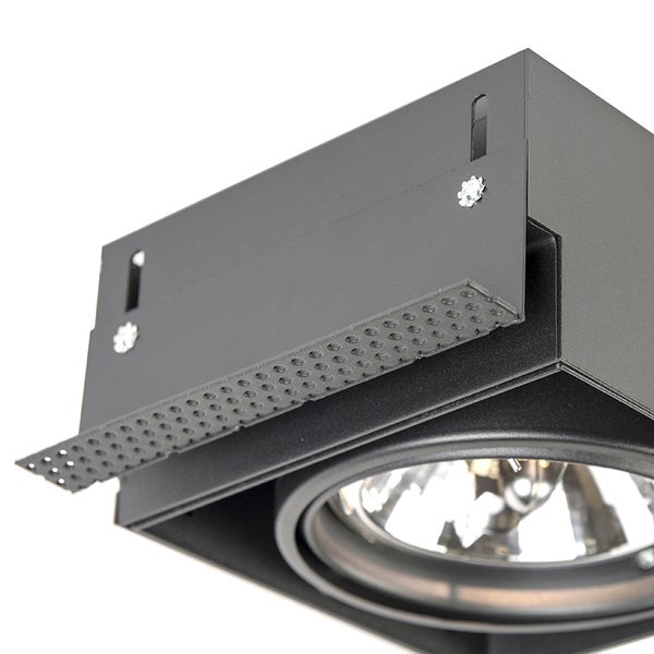 Nahaufnahme eines quadratischen Einbaustrahlers in Schwarz mit perforierter Montagehalterung für deckenbündigen Einbau.